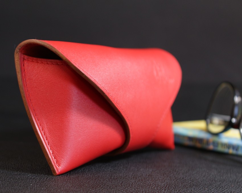 etui-lunettes-cuir-rouge-ofilducuir-accessoire-lyon-maroquinerieG_6518 étui lunettes soleil vue cuir accessoires maroquinerie ofilducuir