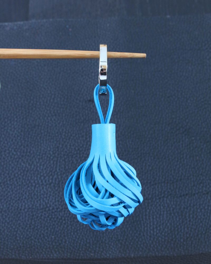 pompon-cuir-bleu-turquoise-ofilducuir-lyon Pompon en cuir turquoise porte clés bijoux de sac à main accessoires maroquinerie lyon