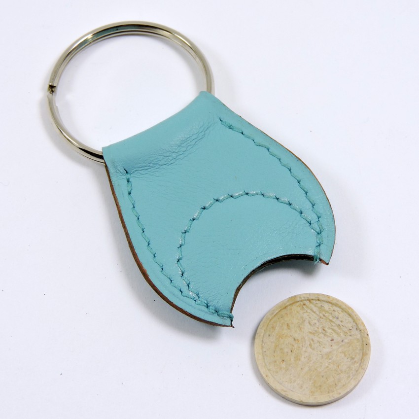 porte-clef-jeton-caddie-cuir-maroquinerie-Lyon-bleu-ofilducuir-accessoire Porte clef cuir jeton caddie bois accessoire maroquinerie Lyon bleu ciel