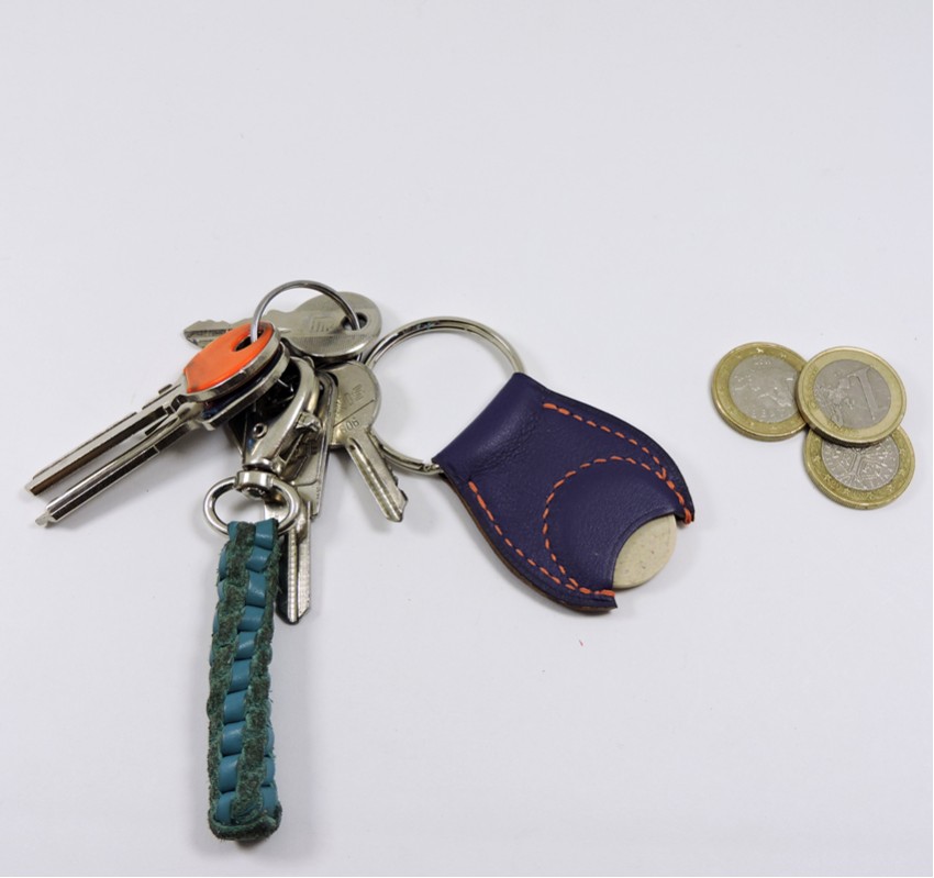 porte-clef-jeton-caddie-cuir-maroquinerie-Lyon-bleu-ofilducuir-marine Porte clef cuir jeton caddie bois accessoire maroquinerie Lyon bleu marine