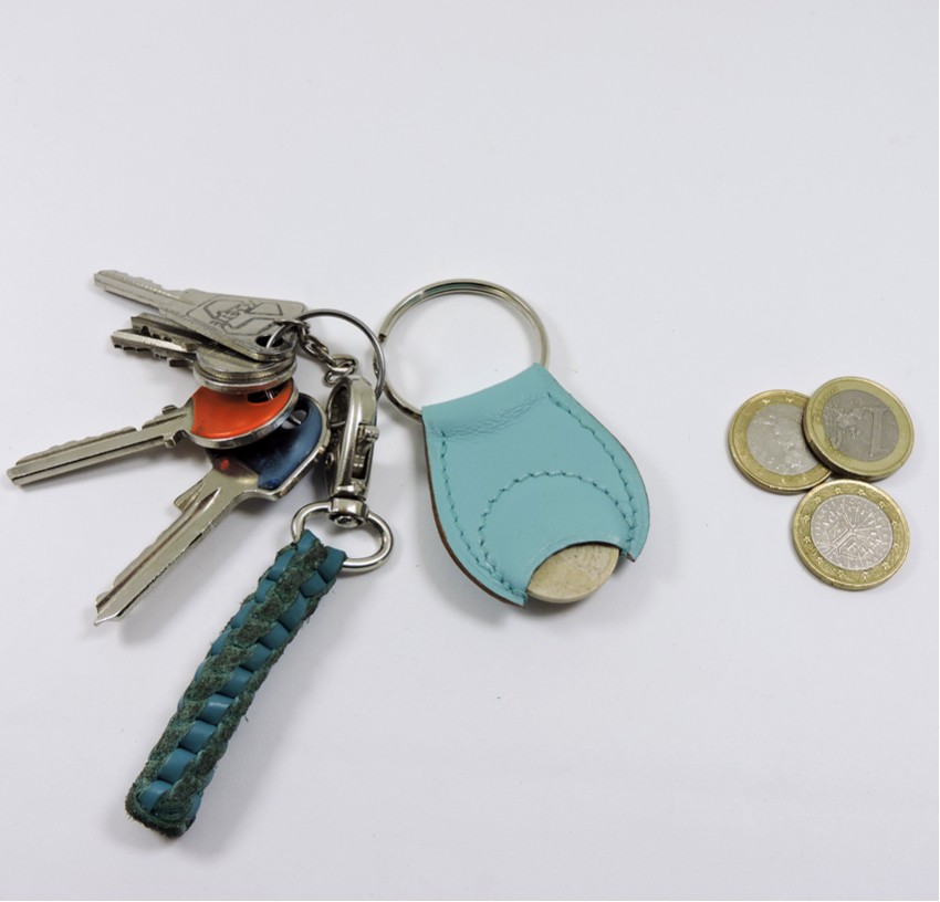 porte-clef-jeton-caddie-cuir-maroquinerie-Lyon-bleu-ofilducuir Porte clef cuir jeton caddie bois maroquinerie Lyon bleu ciel
