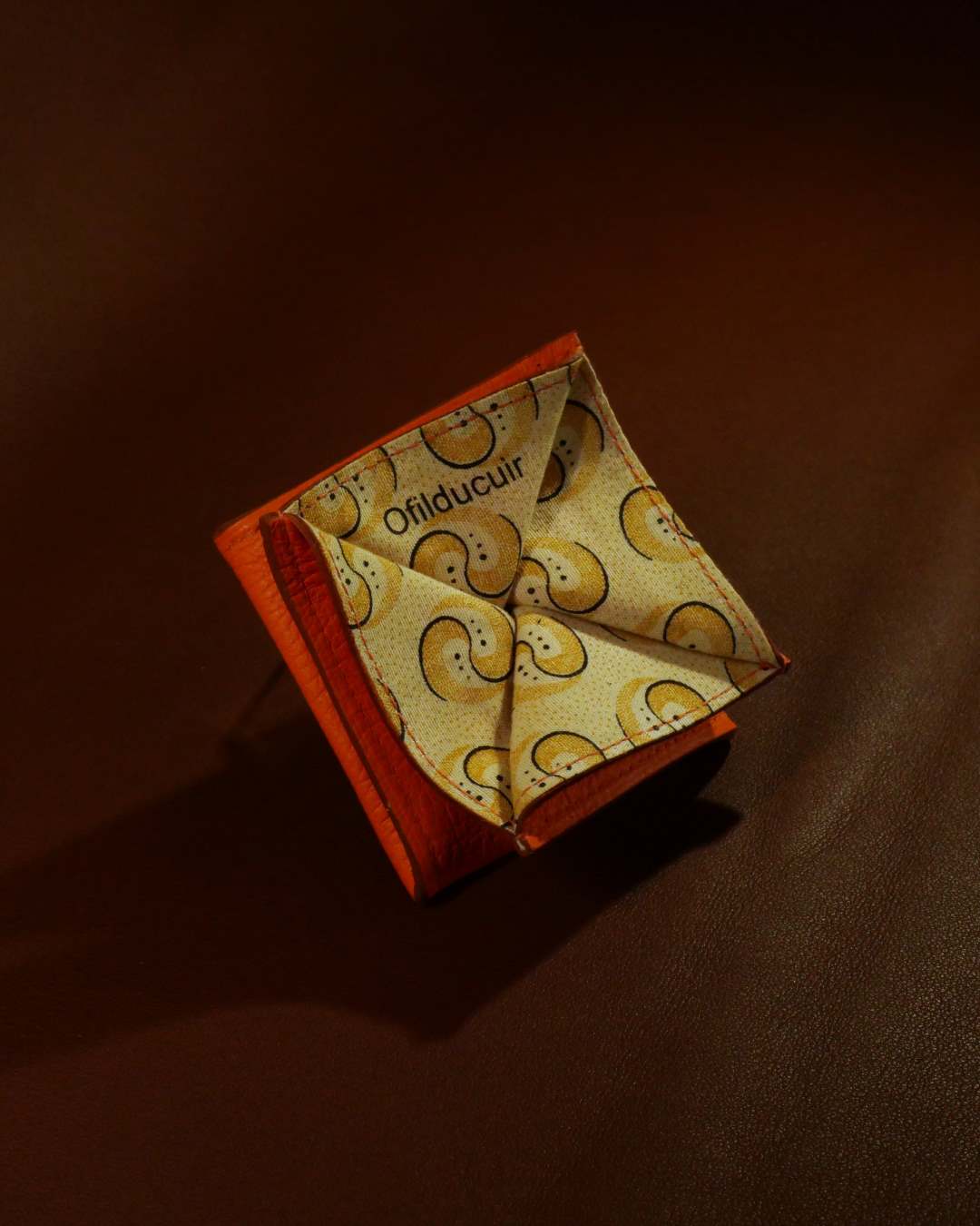 porte-monnaie-origami-cuir-orange-lyon-ofilducuir Porte monnaie origami en cuir orange et doublé avec un tissu africain beige