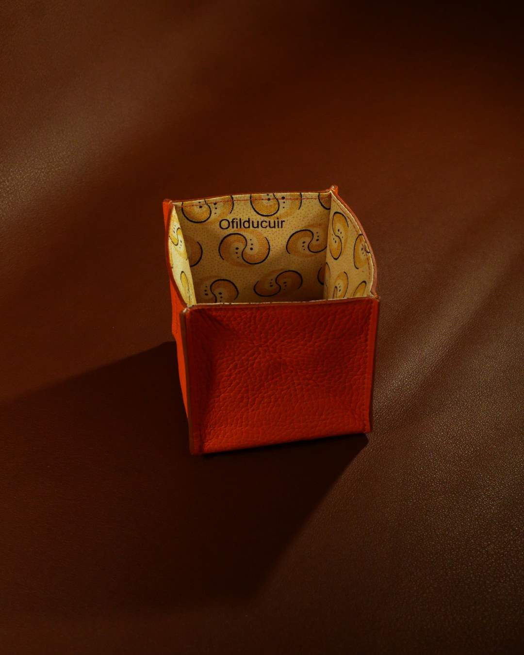 porte-monnaie-origami-cuir-orange-lyon Porte monnaie origami en cuir grainé orange et déplié il devient un cube
