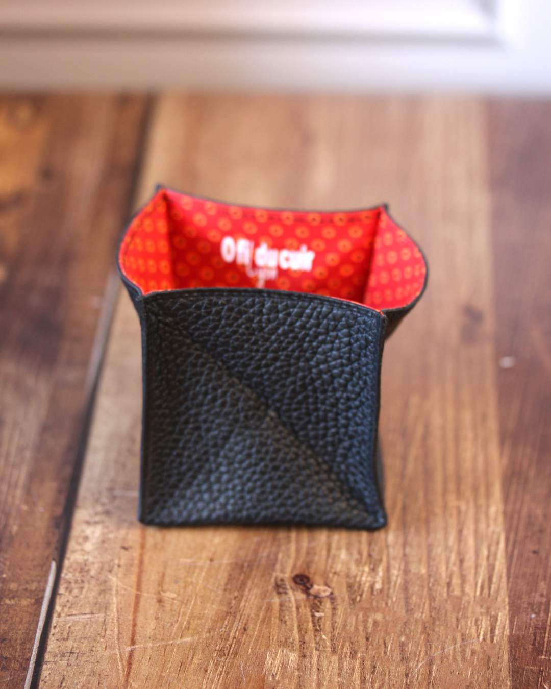 porte-monnaie-origami-en-cuir-noir Porte monnaie origami en cuir pleine fleur grainé noir avec une doublure en coton rouge et petits pois