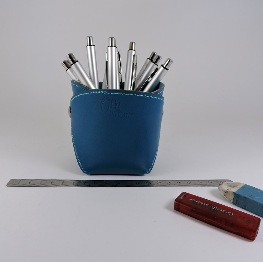 pot-crayon-cuir-ofilducuir-maroquinerie-lyon-bleu pot-crayon-cuir-ofilducuir-maroquinerie-lyon-bleu