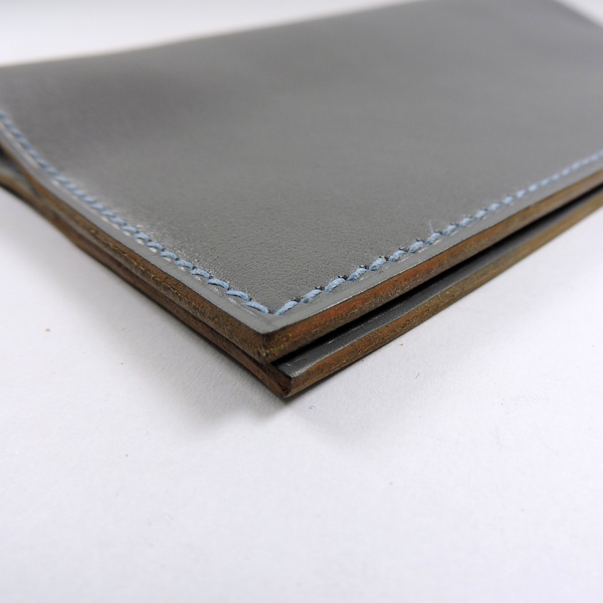 protège-chéquier-cuir-ofilducuir-maroquinerie-Lyon-gris-accessoire Protège chéquier cuir accessoire maroquinerie Lyon cuir gris homme