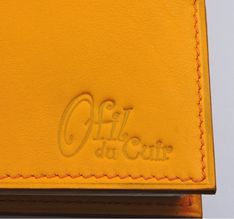 protège-chéquier-cuir-ofilducuir-maroquinerie-Lyon-jaune-orange-accessoire Protège chéquier cuir accessoire maroquinerie Lyon cuir jaune orangé femme