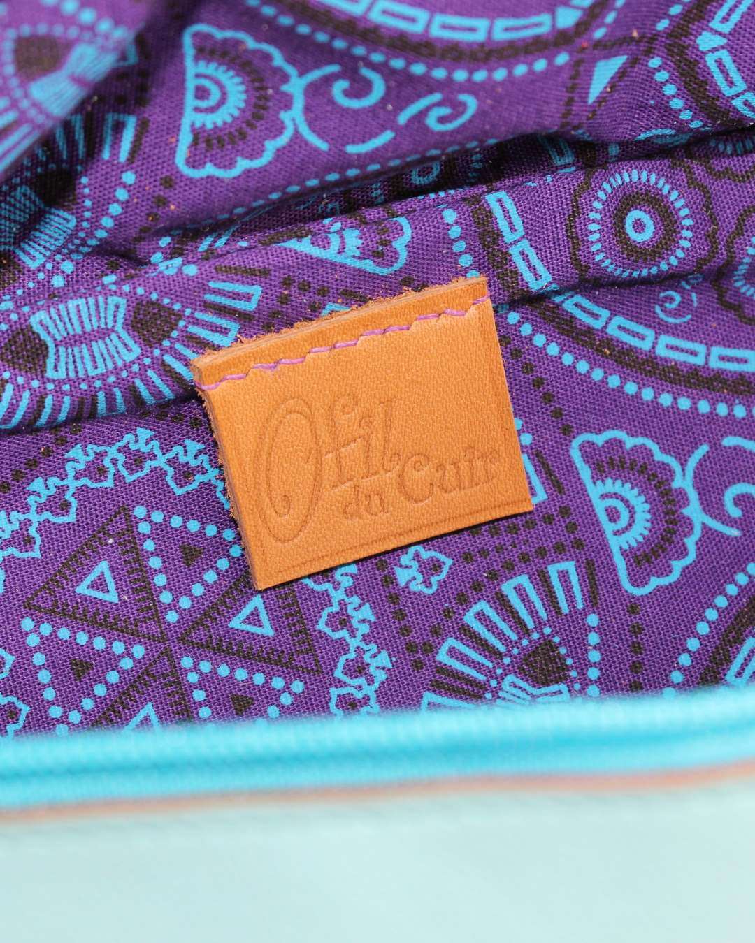 Sac-banane-cuir-fait-main-bleu-maroquinerie-lyon Sac banane en cuir bleu ciel doublé en tissu africain violet