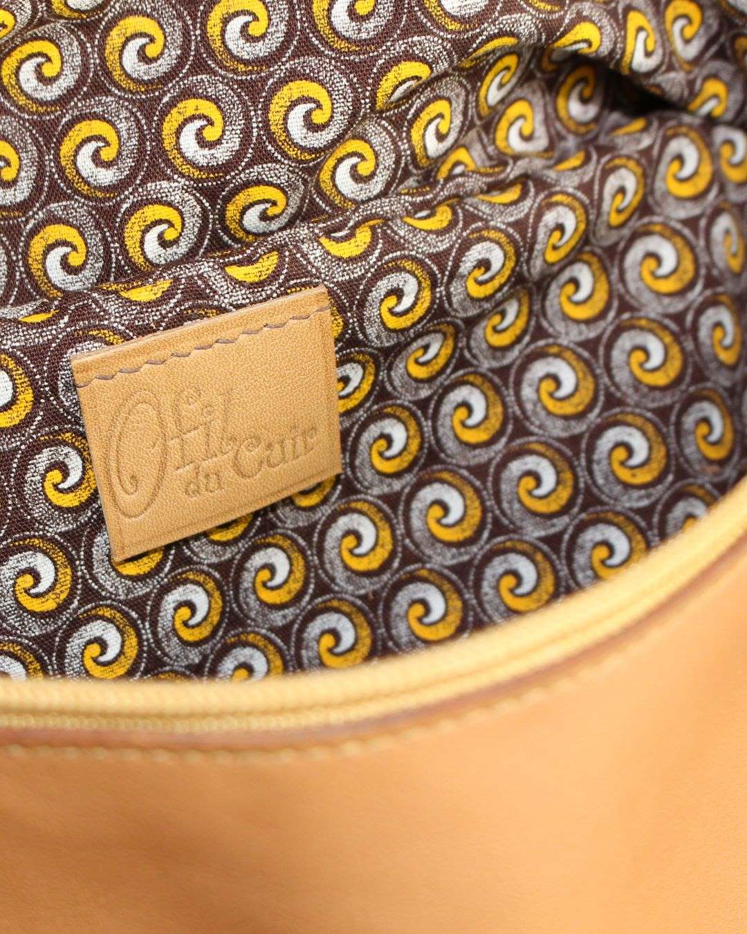 Sac-banane-cuir-fait-main-camel-maroquinerie-lyon Sac banane en cuir camel doublé en tissu africain marron