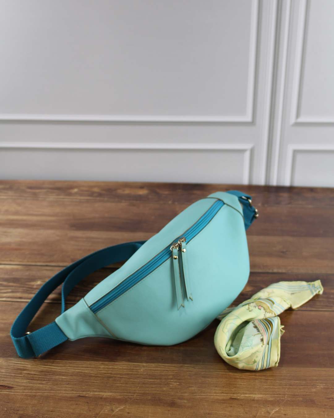 Sac-banane-cuir-femme-bleu-maroquinerie-lyon Sac banane en cuir bleu ciel bandoulière coton bleu turquoise Ofilducuir
