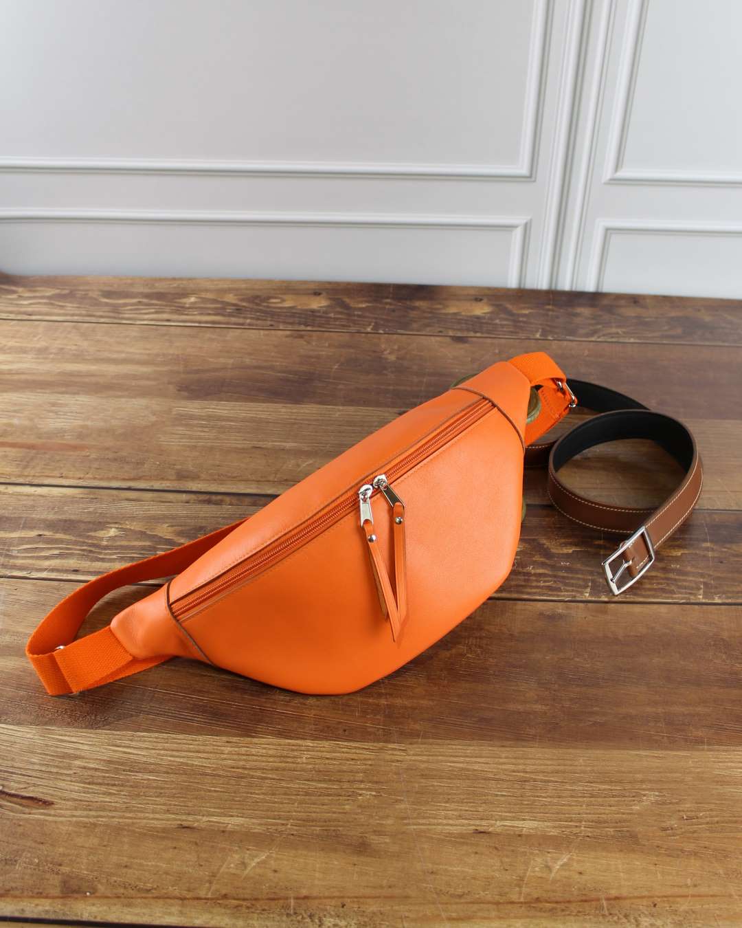 Sac-banane-cuir-femme-orange-maroquinerie-lyon Sac banane bandoulière en cuir orange fabriqué à Lyon ofilducuir
