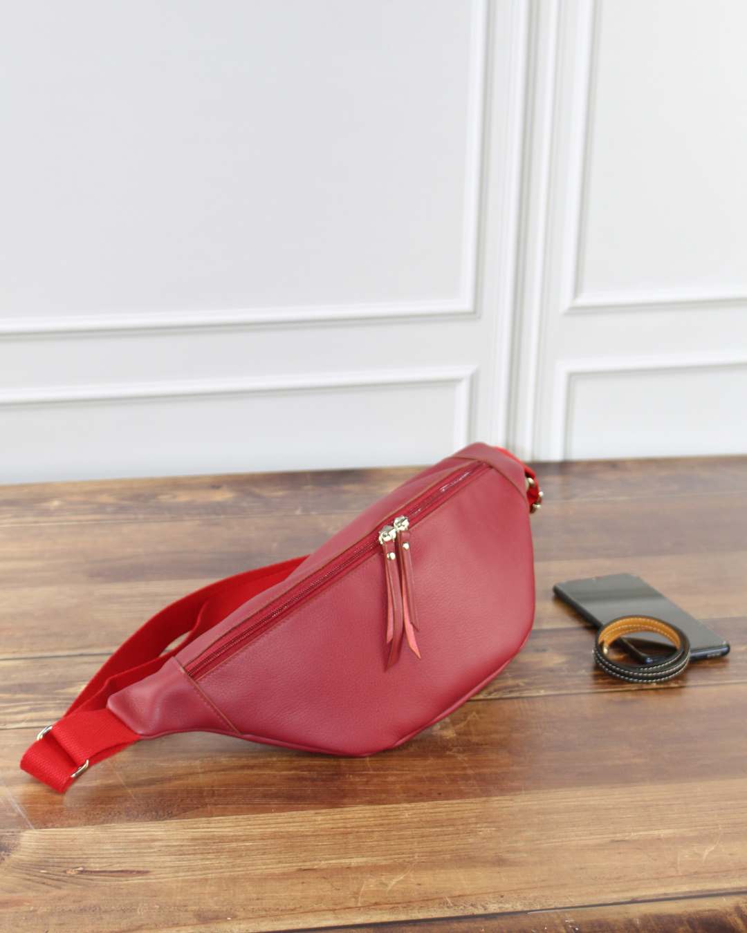 Sac-banane-cuir-femme-rouge-maroquinerie-lyon Sac banane en cuir rouge cerise fabriqué à la main ofilducuir