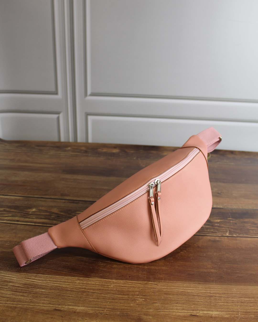 Sac-banane-cuir-femme-vieux-rose-maroquinerie-lyon sac banane femme en cuir lisse vieux rose ofilducuir