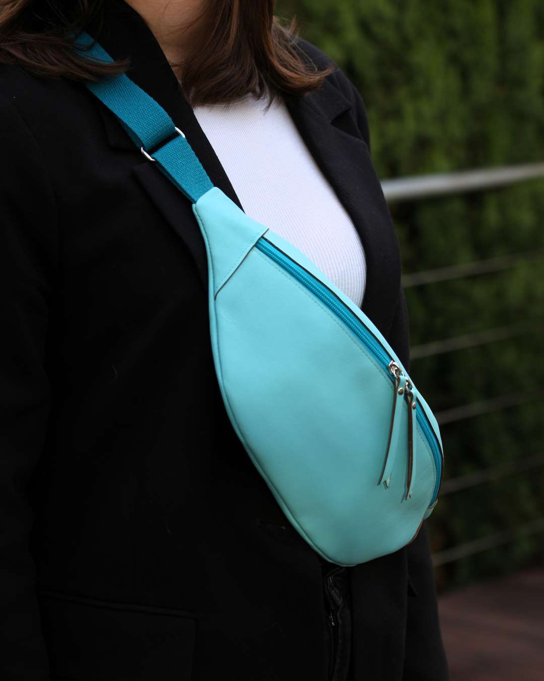 Sac-banane-cuir-ofilducuir-bleue-mornant-lyon Sac banane en cuir souple bleu ofilducuir fait main