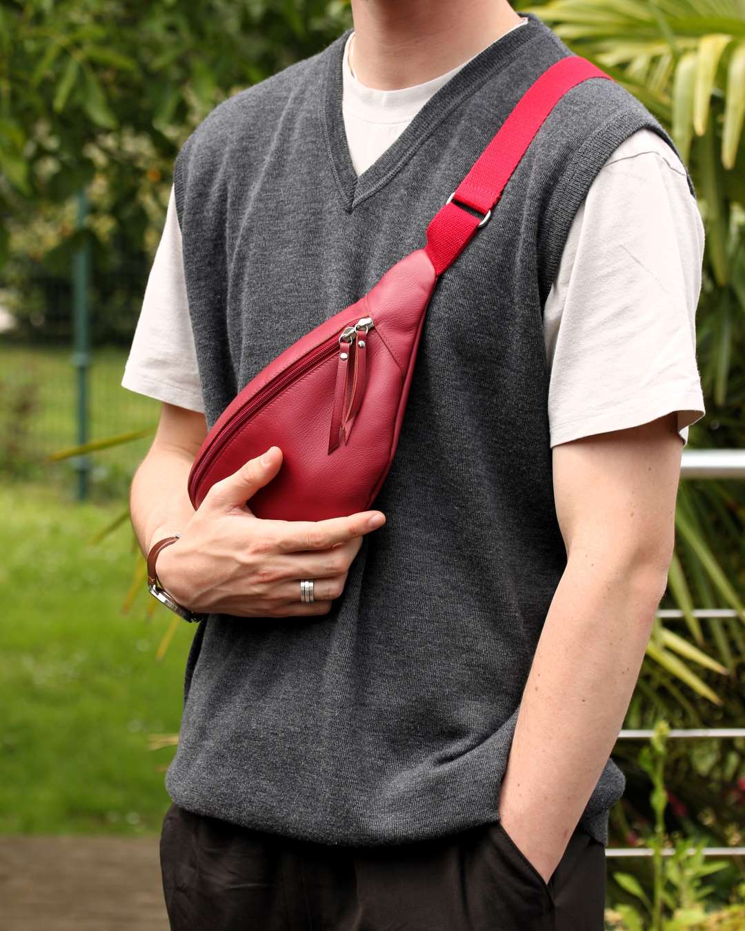 Sac-banane-cuir-ofilducuir-rouge-mornant-lyon Sac banane en cuir souple rouge cerise ofilducuir fait main