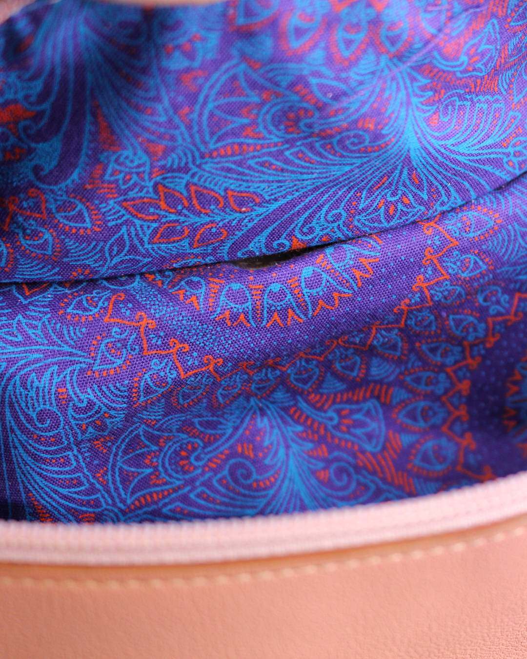 Sac-banane-cuir-tissu-africain-vieux-rose-maroquinerie-lyon Sac banane femme intérieur tissu africain violet