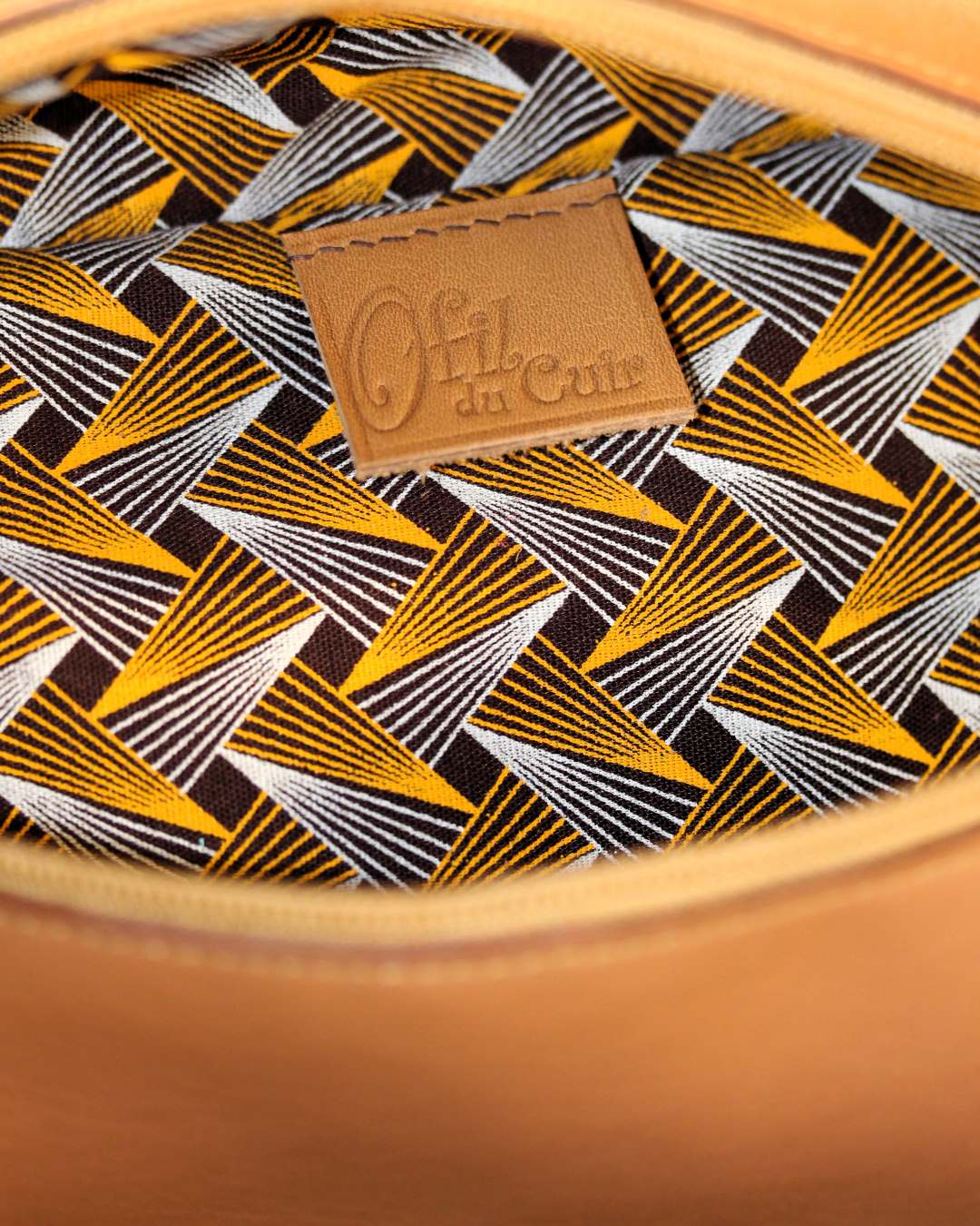Sac-banane-tissu-africain-camel-ofilducuir-personnalisable Sac banane en cuir intérieur tissu africain triangle jaune