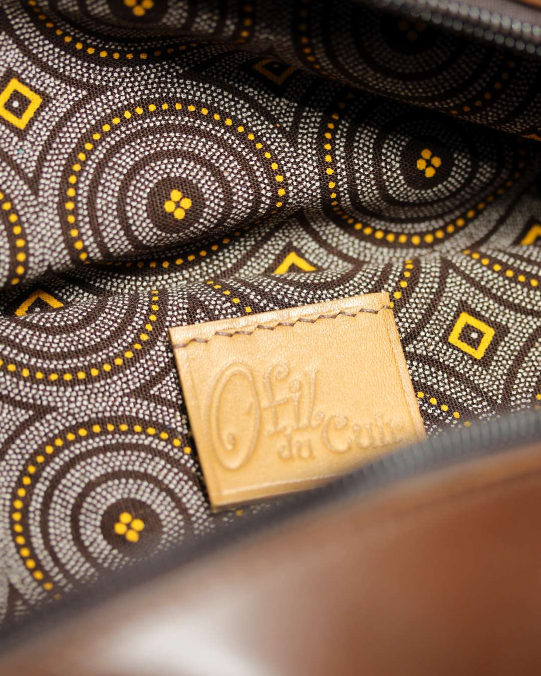 Sac-banane-tissu-africain-marron-ofilducuir-personnalisable Sac banane en cuir intérieur tissu africain cercles marron et jaune