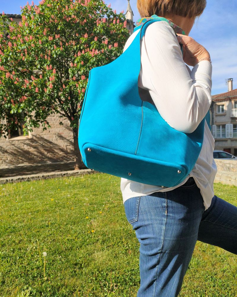 Sac à main en cuir nubuck bleu se portant à l'épaule