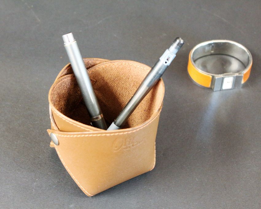 pot-crayon-cuir-marron-accessoires-bureau-lyon-ofilducuir1 Pot crayons cuir marron accessoires maroquinerie lyon ofilducuir