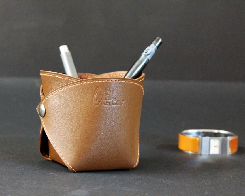pot-crayon-cuir-marron-accessoires-bureau-ofilducuir1 Pot crayons cuir marron accessoires lyon ofilducuir