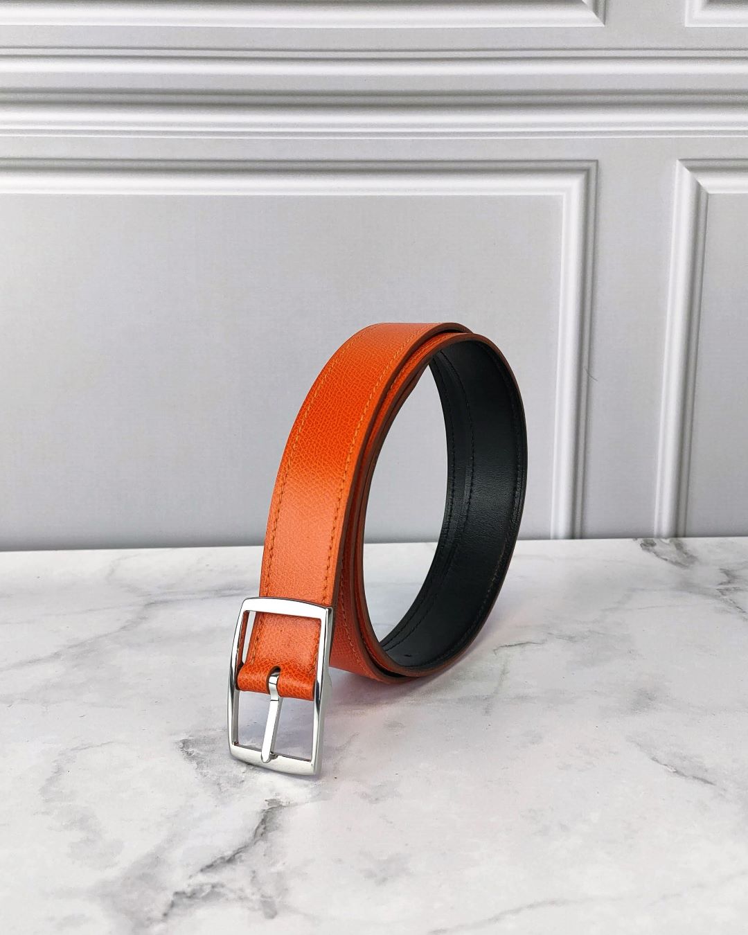 Ceinture-reversible-cuir-orange-mornant-lyon-ofilducuir Ceinture réversible en cuir grainé orange et noire fabriquée à Lyon