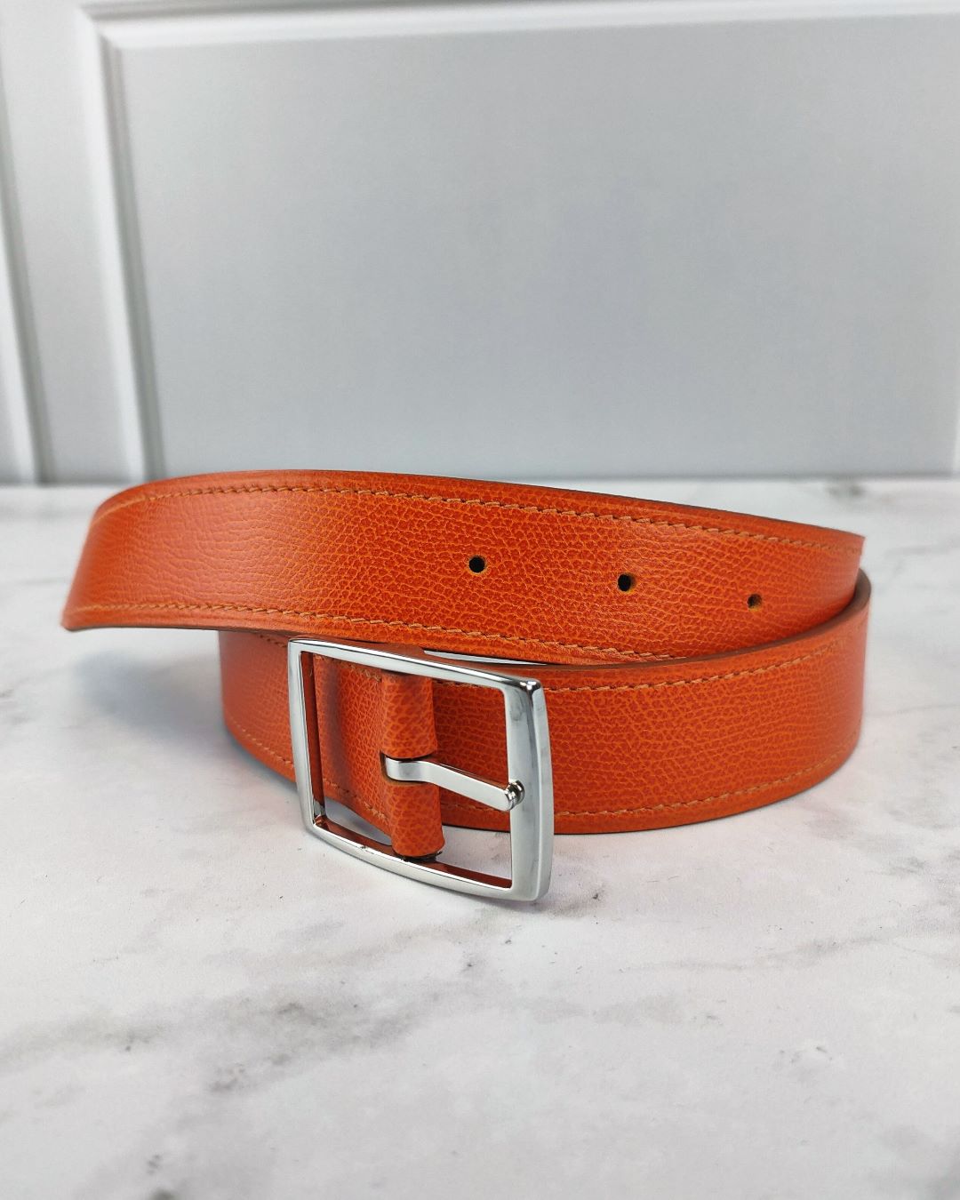Ceinture-reversible-cuir-orange-noir-chaussan-mornant-lyon-ofilducuir Ceinture réversible doublée cuir avec une boucle nickelée de 3 cm de large