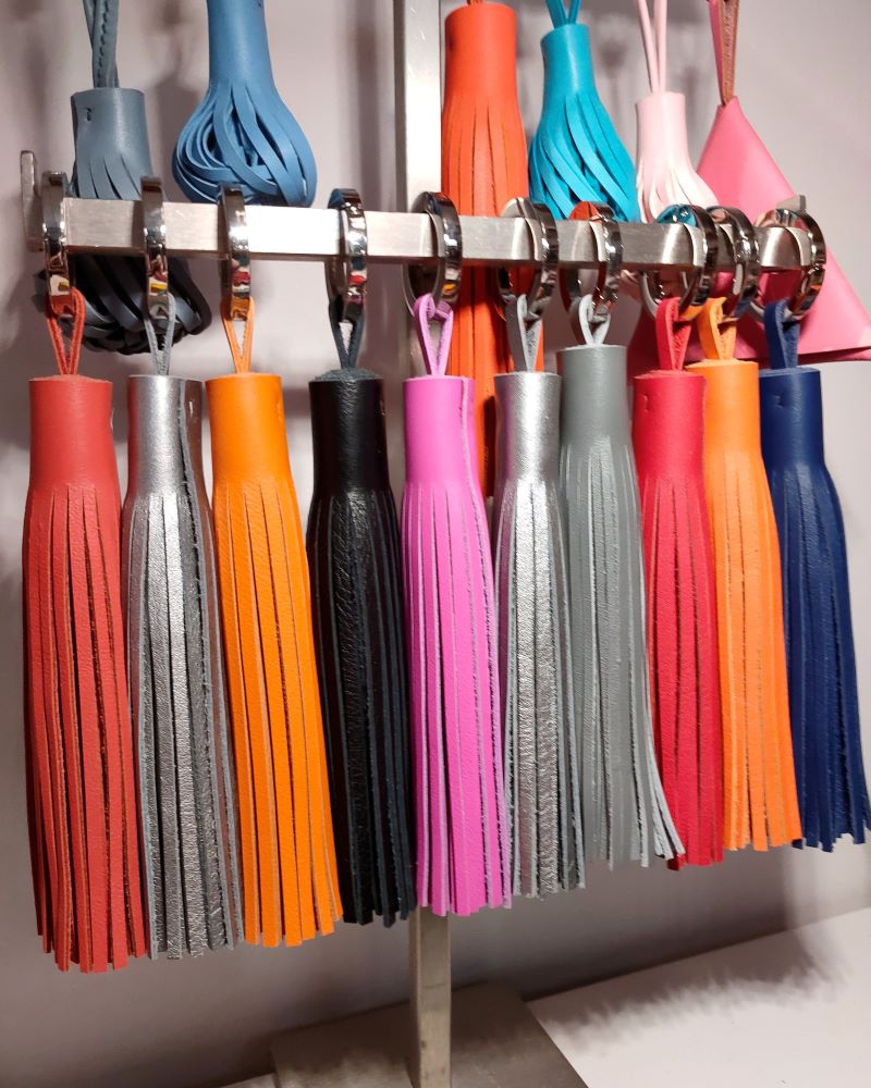 Pompon-cuir-coloré-accessoire-sac-main-femme-maroquinerie-lyon-ofilducuir Pompons en cuir pour sac à main ou porte-clefs accessoires de maroquinerie Ofilducuir