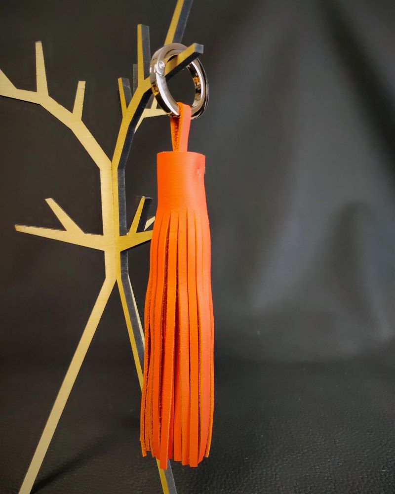 Pompon-porte-cles-cuir-orange-accessoire-sacamain-maroquinerie-lyon-ofilducuir Pompon en cuir orange un accessoire de sac à main bijou de sac