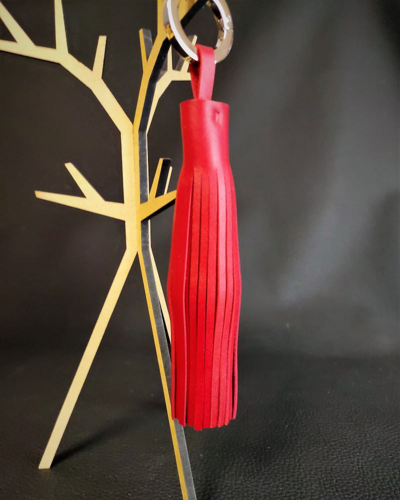 Pompon-porte-cles-cuir-rouge-accessoire-sacamain-maroquinerie-lyon-ofilducuir Pompon en cuir rouge un accessoire de sac à main bijou de sac