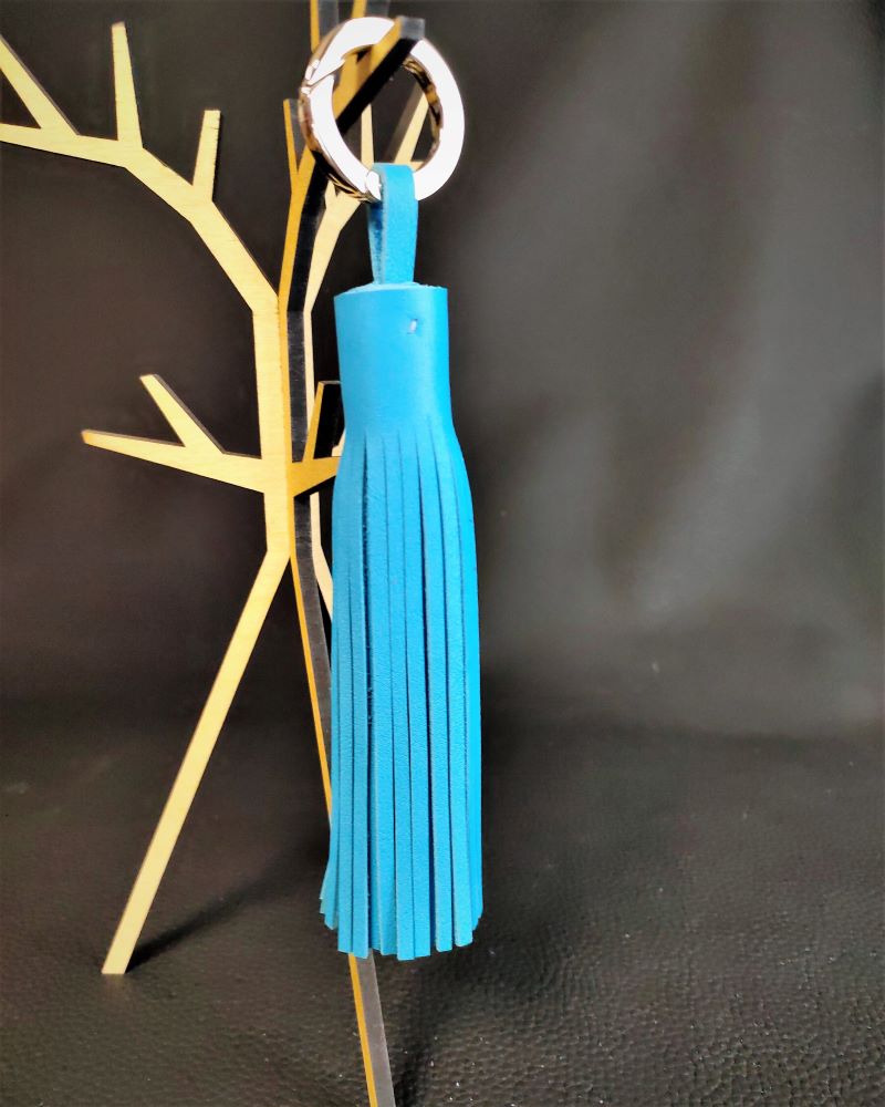 Pompon-porte-cles-cuir-turquoise-accessoire-sacamain-maroquinerie-lyon-ofilducuir Pompon en cuir bleu turquoise un accessoire de sac à main bijou de sac
