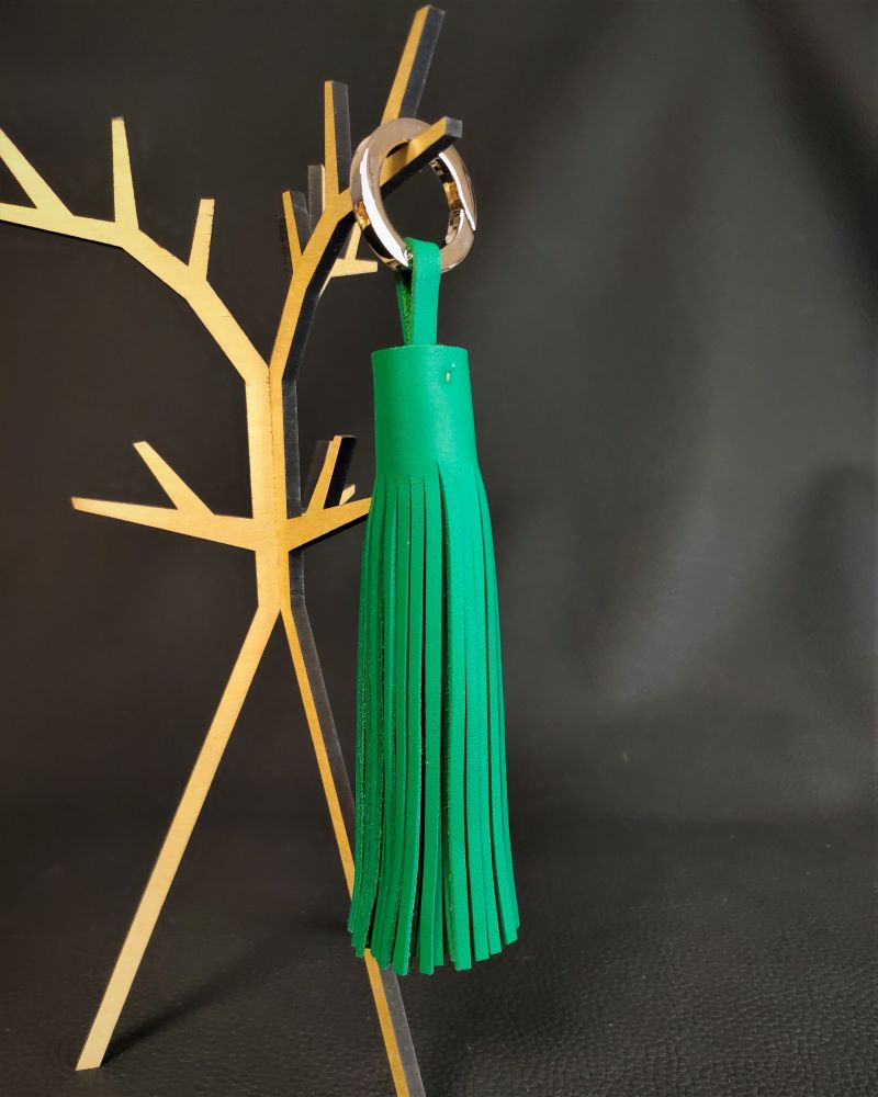 Pompon-porte-cles-cuir-vert-accessoire-sacamain-maroquinerie-lyon-ofilducuir Pompon en cuir vert un accessoire de sac à main bijou de sac