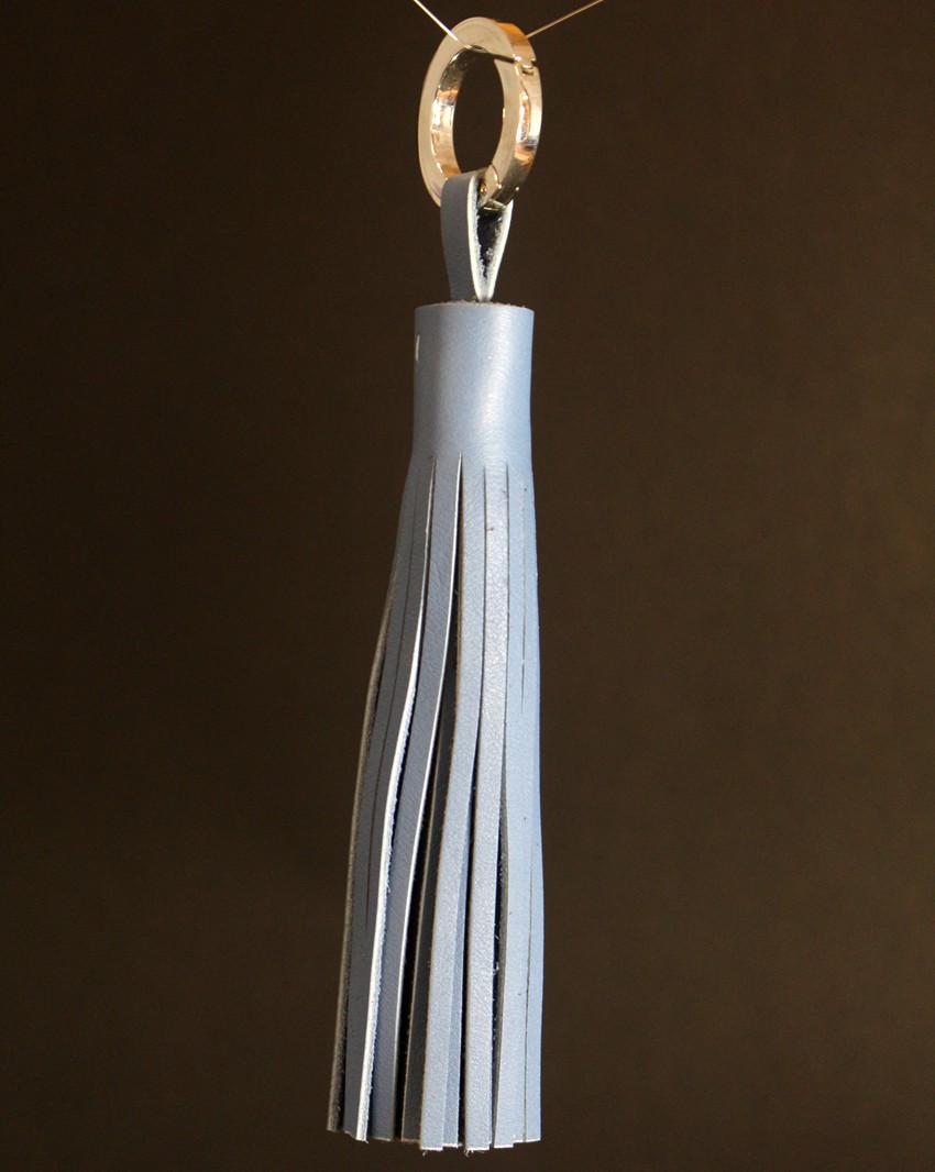 pompon-porte-clef-cuir-bleu-accessoire-decoration-ofilducuir Pompon-cuir-bleu-accessoire-mode-ofilducuir