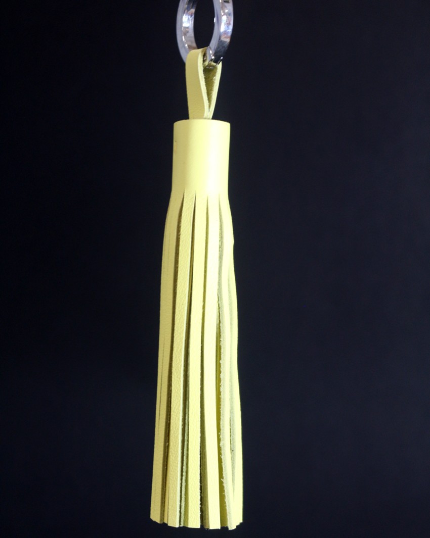 pompon-porte-clef-cuir-jaune-accessoire-decoration-ofilducuir Pompon-cuir-jaune-maroquinerie-lyon-ofilducuir