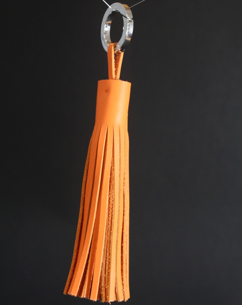 pompon-porte-clef-cuir-orange-vif-accessoire-decoration-ofilducuir Pompon-cuir-orange-vif-accessoire-sac-main-ofilducuir