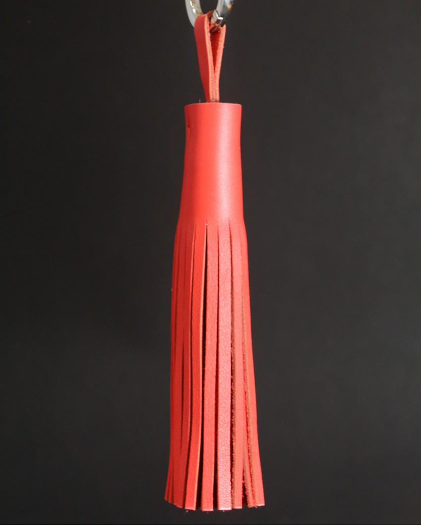 pompon-porte-clef-cuir-rouge-accessoire-decoration-ofilducuir Pompon-cuir-rouge-accessoire-ofilducuir-maroquinerie-lyon
