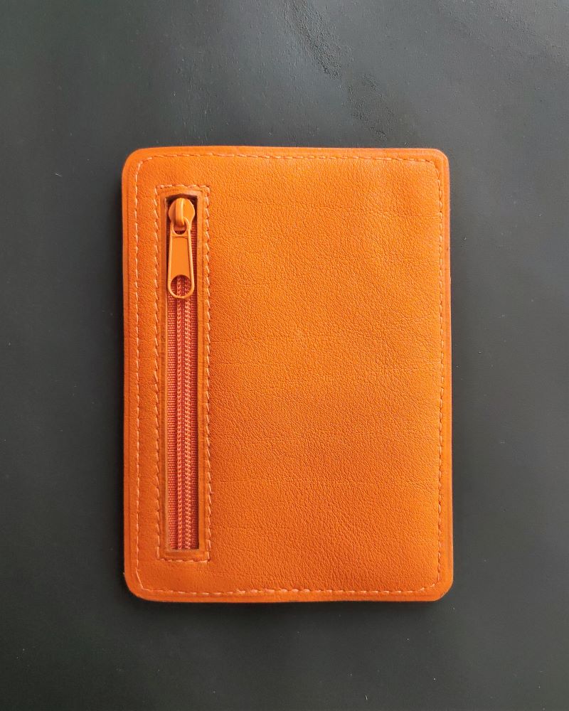 Porte-carte-bancaire-portefeuille-cuir-camel-accessoires-maroquinerie-lyon-ofilducuir Porte cartes bancaire et carte d'identité en cuir camel maroquinerie artisanale française Lyon