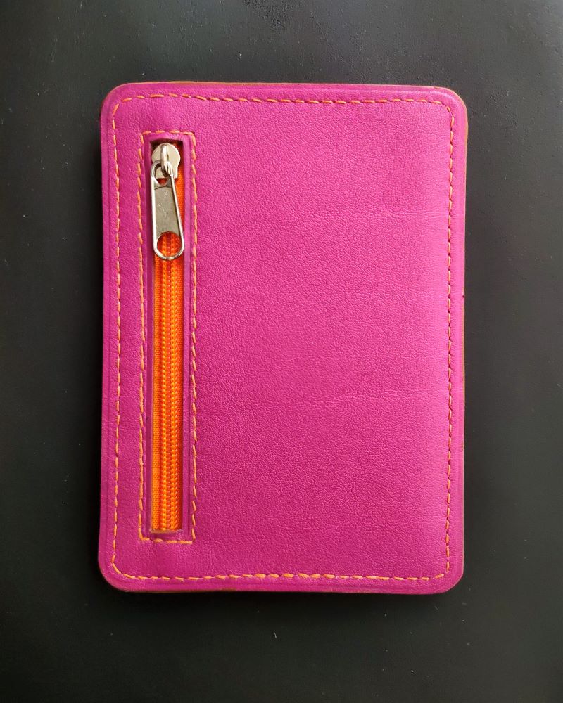 Porte-carte-bancaire-portefeuille-cuir-fuchsia-accessoires-maroquinerie-lyon-ofilducuir Porte cartes bancaire et carte d'identité en cuir fuchsia orange maroquinerie artisanale française Lyon