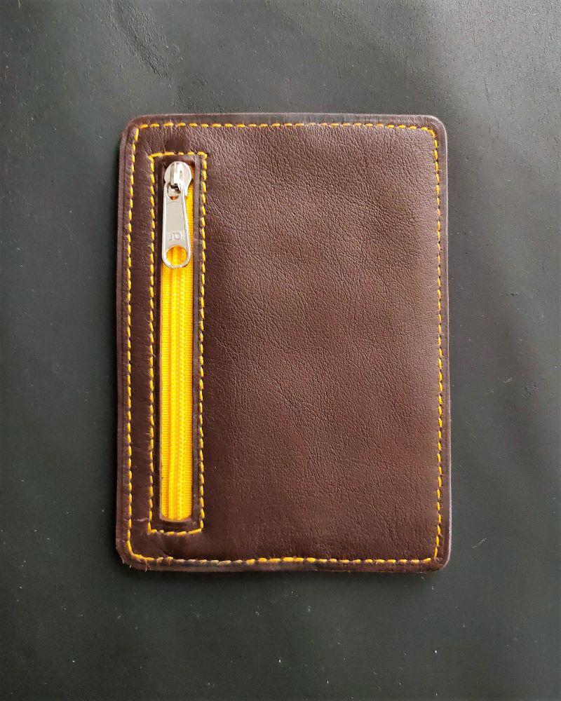 Porte-carte-bancaire-portefeuille-cuir-marron-accessoires-maroquinerie-lyon Porte cartes bancaire et carte d'identité en cuir marron jaune maroquinerie artisanale française Lyon