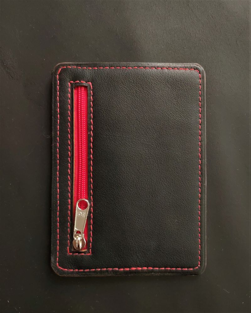 Porte-carte-bancaire-portefeuille-cuir-noir-accessoires-maroquinerie-lyon Porte cartes bancaire et carte d'identité en cuir noir et rouge maroquinerie artisanale française Lyon