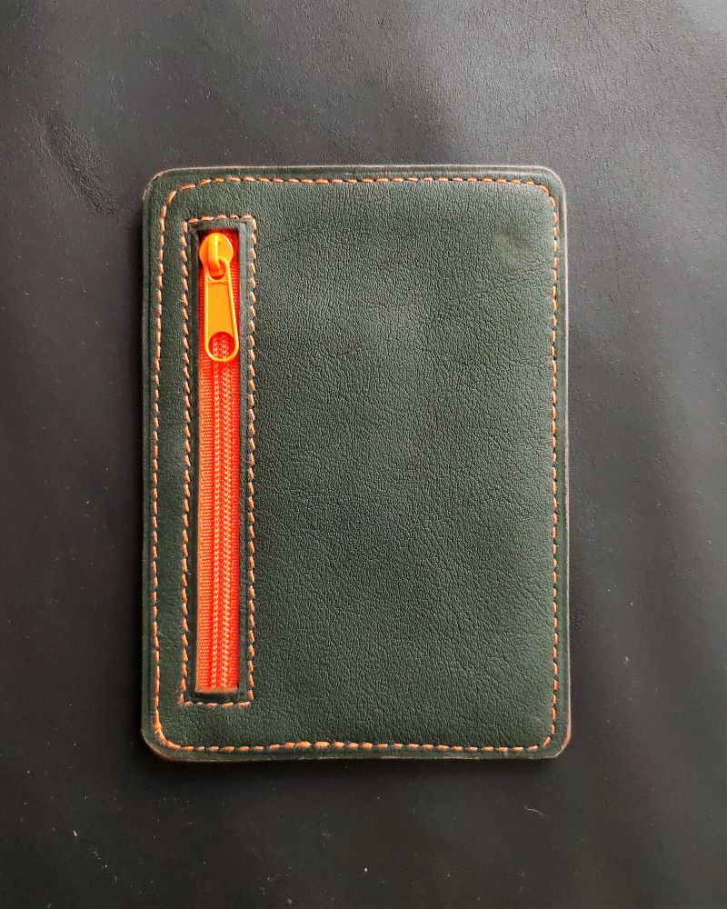 Porte-carte-bancaire-portefeuille-cuir-vert-accessoires-maroquinerie-lyon Porte cartes bancaire et carte d'identité en cuir vert et orange maroquinerie artisanale française Lyon