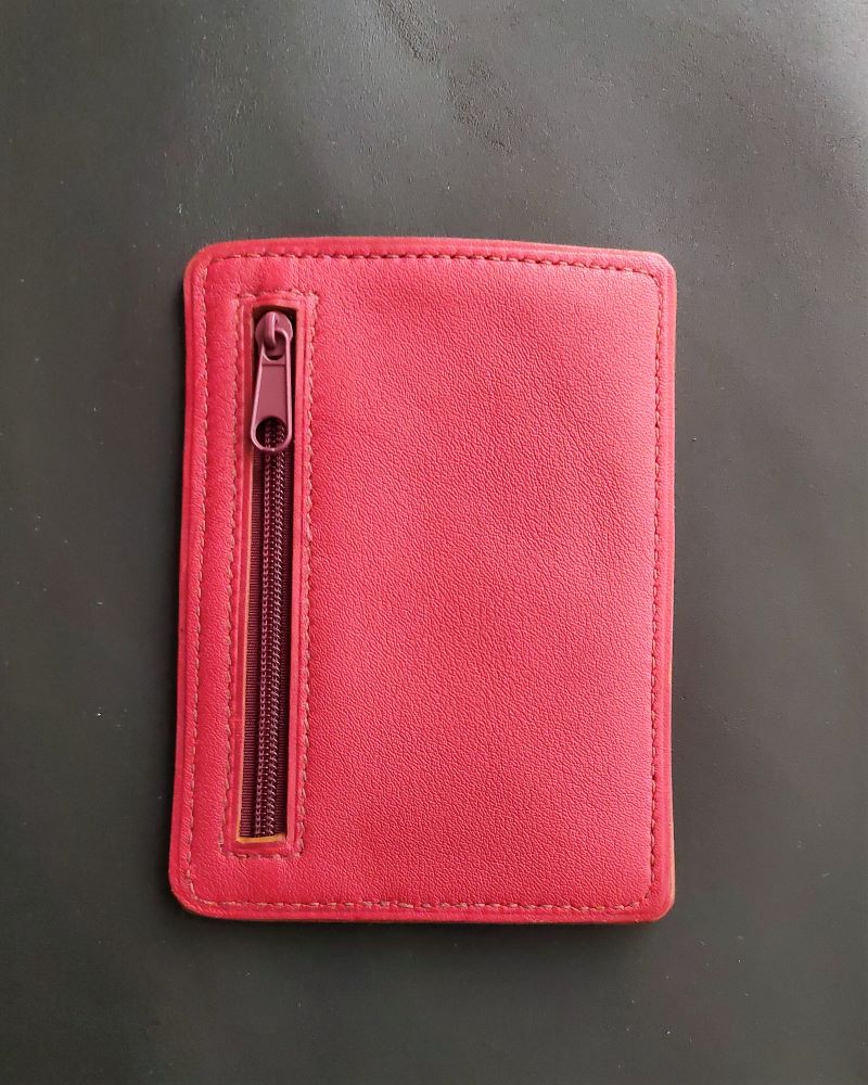 Porte-carte-portefeuille-cuir-bordeaux-accessoires-maroquinerie-lyon-artisanat-dart Porte cartes bancaire et carte d'identité en cuir bordeaux ton sur ton maroquinerie artisanale française Lyon