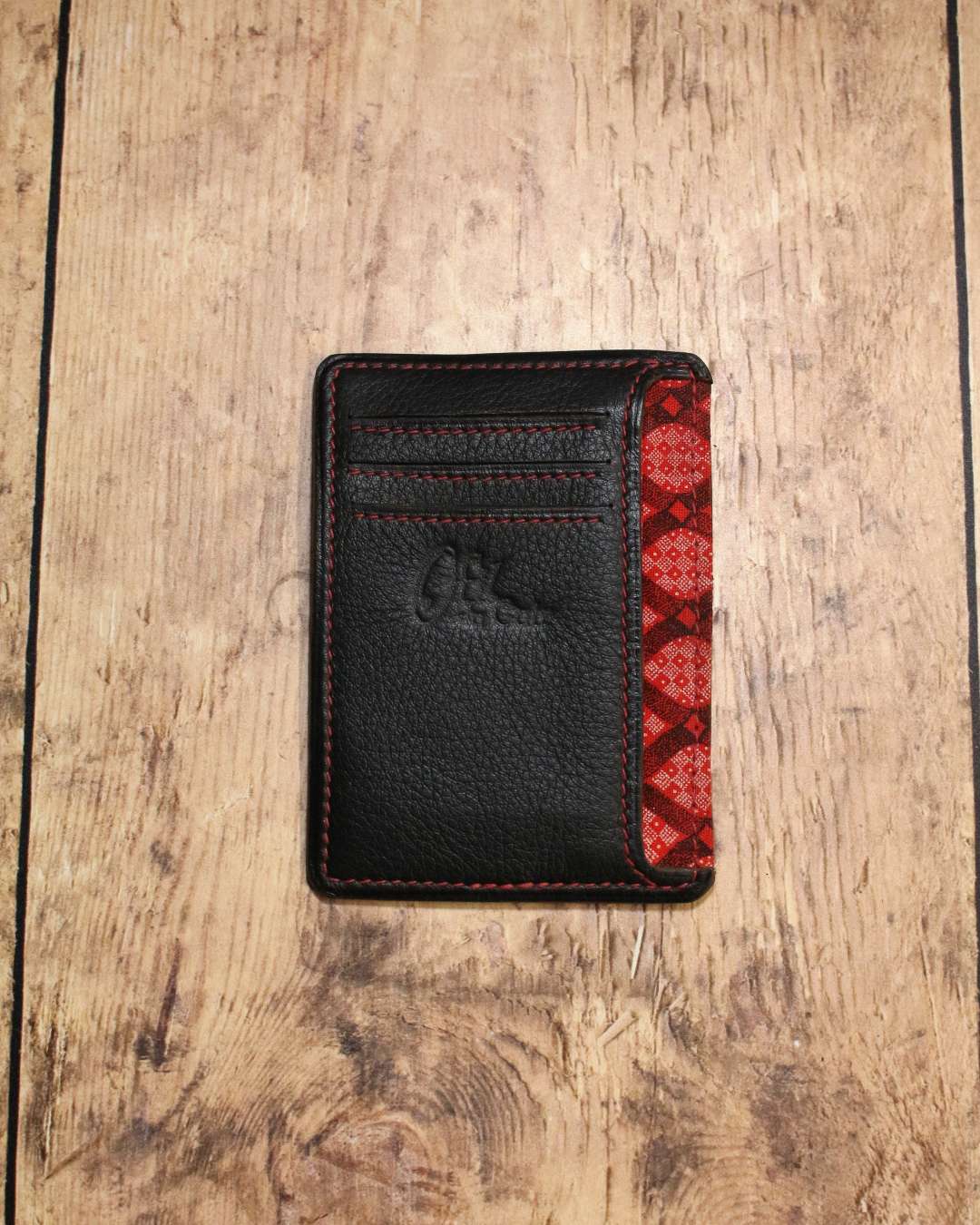 Porte-cartes-minimaliste-en-cuir-pleine-fleur-rouge Porte cartes minimalistes en cuir pleine fleur noir et son tissu africain rouge