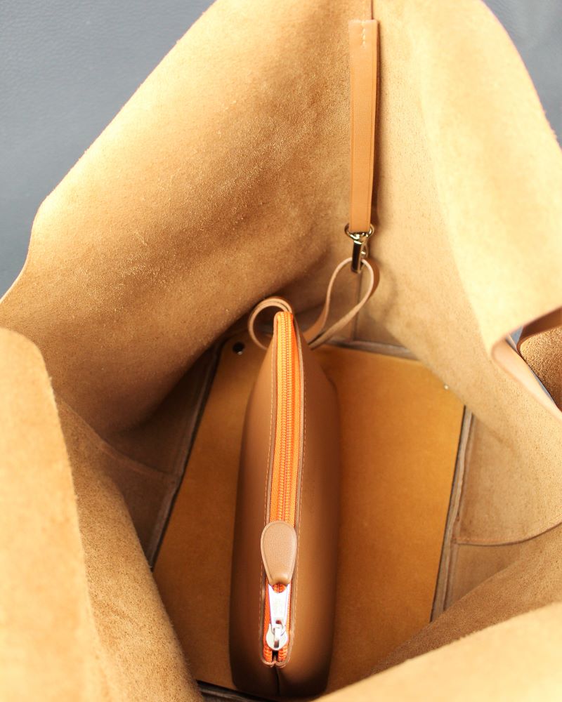 Sac-main-fourre-tout-cuir-camel-ofilducuir-pochette-papiers-maroquinerie-lyon Sac à main en cuir camel et sa pochette avec sa gragonne