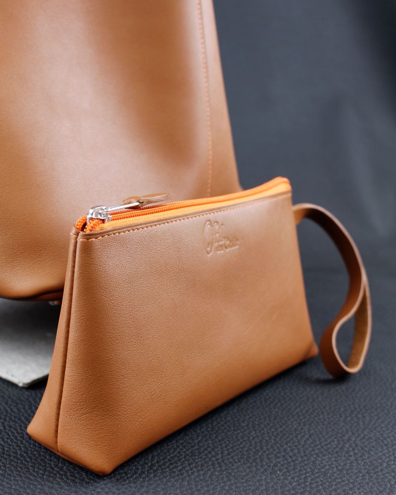 Sac-main-fourre-tout-cuir-pochette-kamel-ofilducuir-lyon Pochette de sac à main avec dragonne en cuir