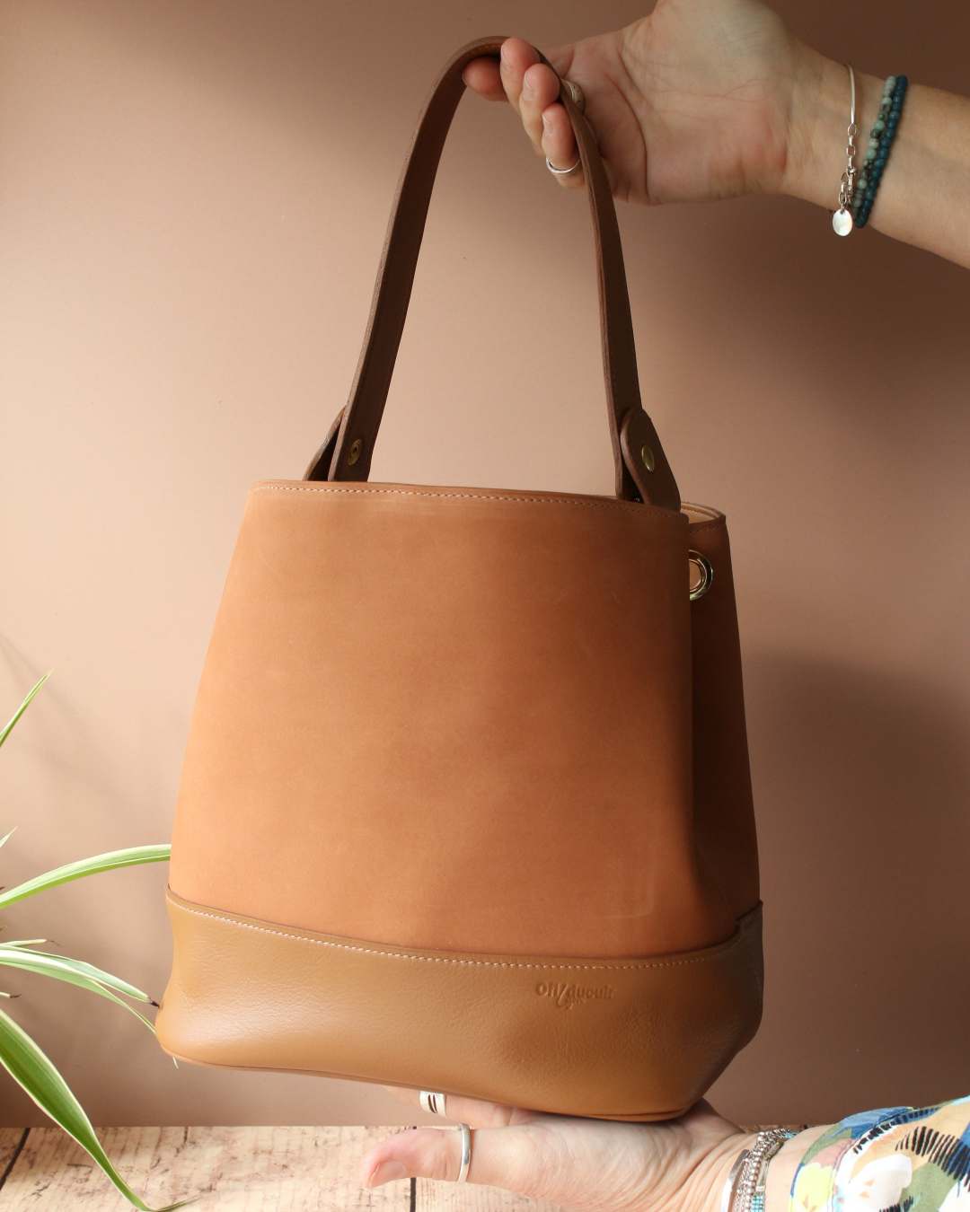 Sac-a-main-seau-Camel Sac à main seau en cuir Camel avec sa anse en cuir