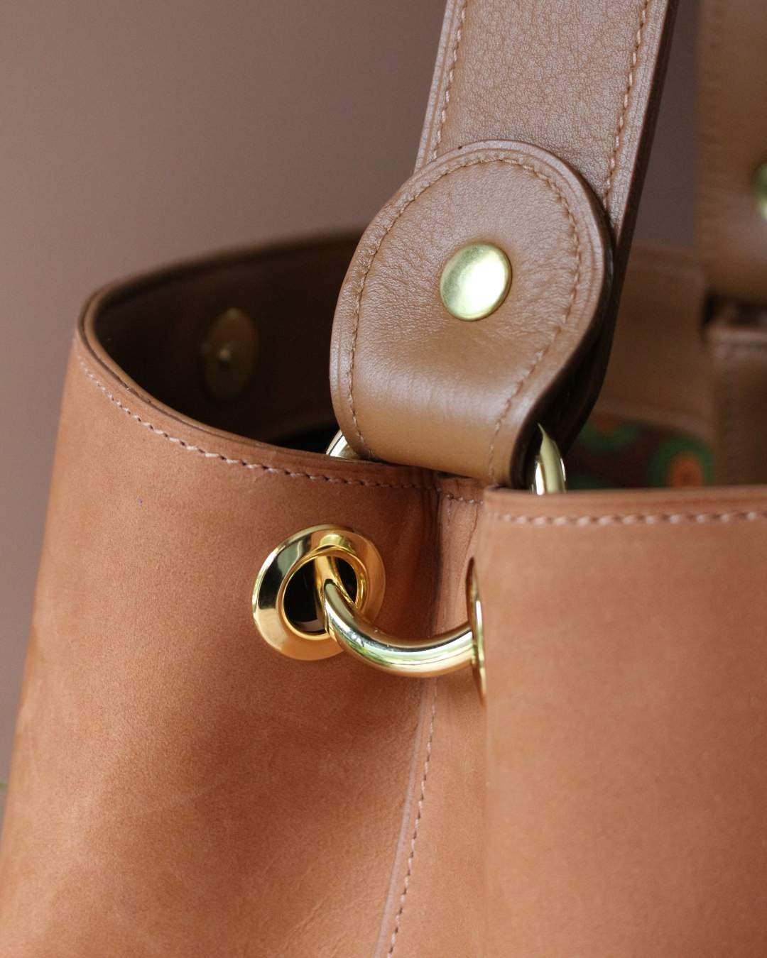 Sac-seau-fermoir-dore Sac seau en cuir veau nubuck avec fermoir doré