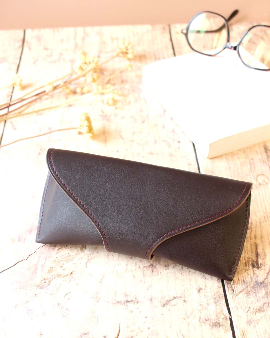 Etui-en-cuir-prune-pour-lunettes Etui en cuir prune pour lunettes, doublure en cuir d'agneau bordeaux
