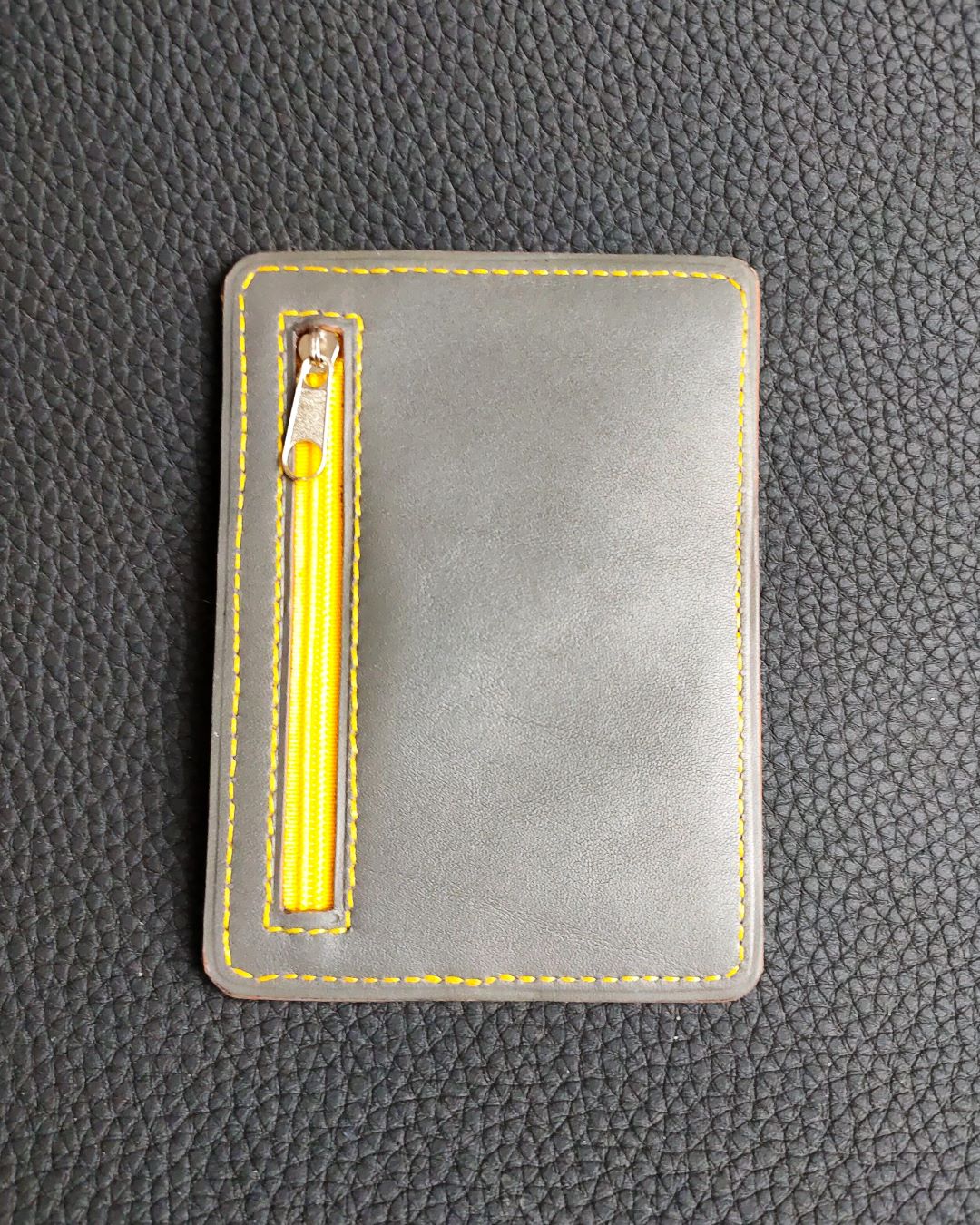 porte-carte-portefeuille-cuir-gris-jaune-maroquinerie-lyon-ofilducuir Porte carte ultra fin un portefeuille minimalisme en cuir gris et tissu africain jaune maroquinerie lyon