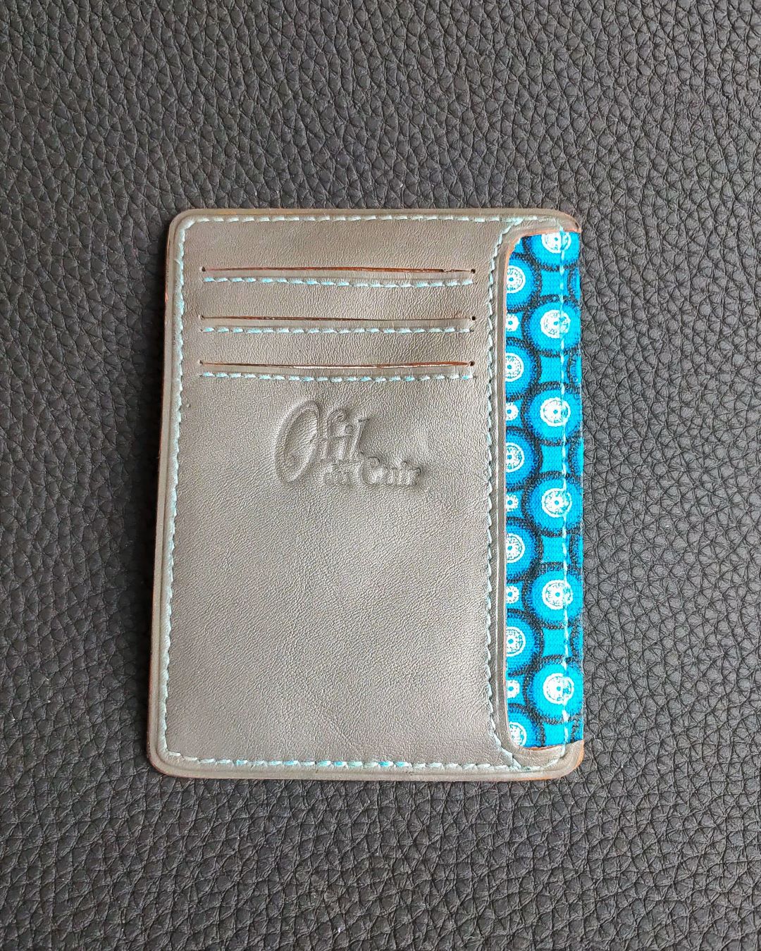 porte-carte-portefeuille-cuir-gris-turquoise-lyon-ofilducuir Porte carte ultra fin un portefeuille minimalisme en cuir gris souple fil turquoise et tissu africain